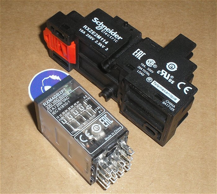 hq3 Relais 230V AC 4xUM Schneider Electric RXM4GB2P7 + Sockel RXZE2M114