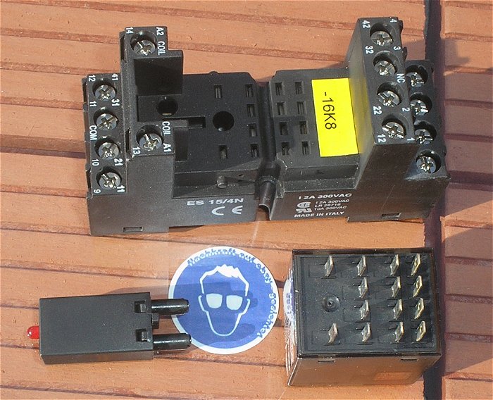 hq5 Relais 24V AC 4xUM 6A Schrack PT570524 + LED 62B + Sockel ES15 4N
