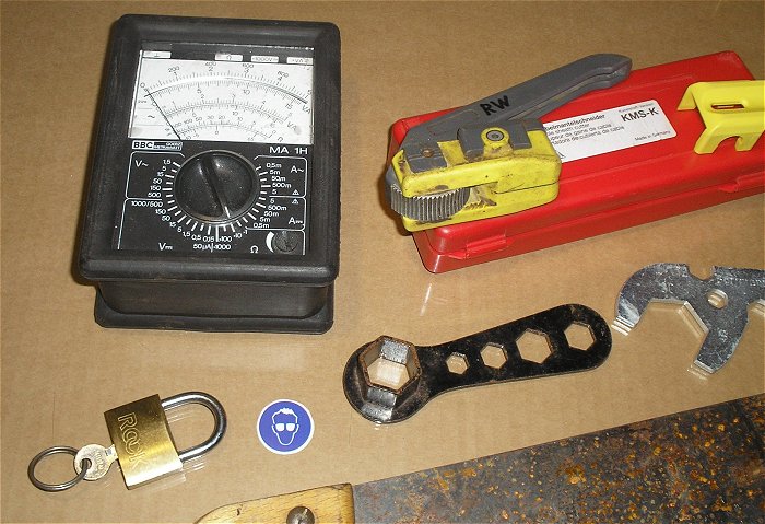 hq1 Werkzeug Multimeter Mantelschneider Vorhängeschloß Bohrer Säge