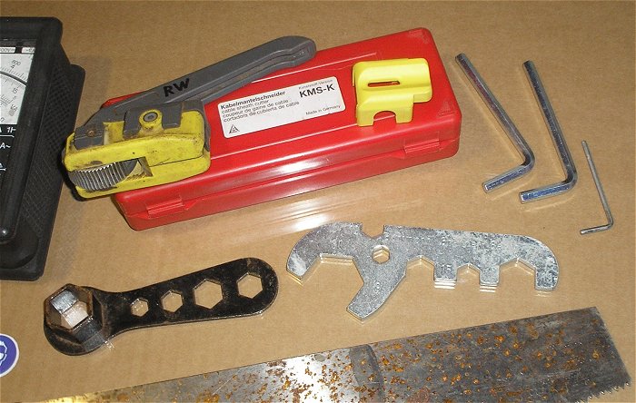 hq3 Werkzeug Multimeter Mantelschneider Vorhängeschloß Bohrer Säge