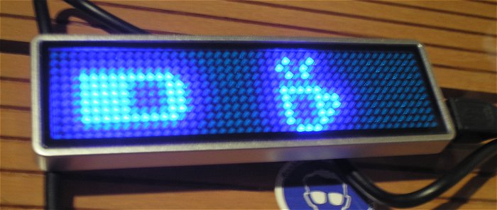 hq3 2 Stück LED Namensschild blau 44x11 Pixel 93x30x6mm USB Sertronics EAN 4251266759096