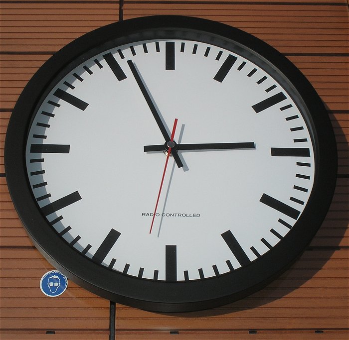 hq Wanduhr Funkuhr Bahnhofsuhr DCF77 schwarz 30cm Basetech 1661720 EAN 4053199525485
